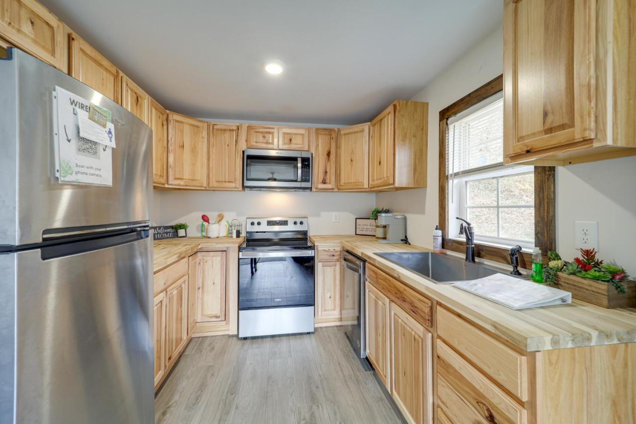 Hilltop Hideaway With Scenic Views And Hot Tub! West Jefferson Exterior photo